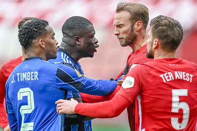 Brobbey vertelt Van der Hoorn hier dat hij ‘normaal moet doen’. © Pro Shots