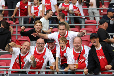 Na alle corona-ellende eindelijk weer samen in het stadion. © De Brouwer