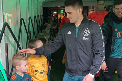 Juist, dan krijg je een aai over de bol van aanvoerder Tadic. © Ajax Kids Club