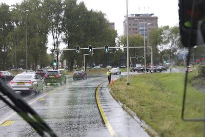 Op die rotonde in Alkmaar is het ook nat en guur. © De Brouwer