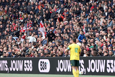 Drie vlagrenners snellen over de tribune. © De Brouwer