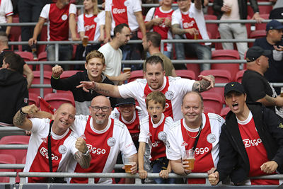 De dresscode wordt ook in het stadion uitstekend aangenomen. © De Brouwer