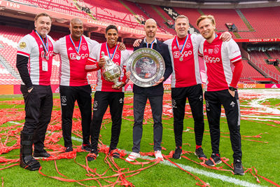 Ten Hag vertelt altijd en overal dat hij het niet alleen doet. © AFC Ajax