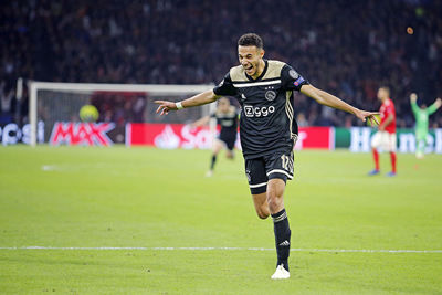 Mazraoui laat de Arena tegen Benfica ontploffen in blessuretijd! © Pro Shots