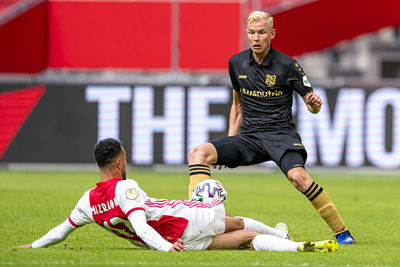 Mazraoui incasseert een flinke tackle en is daarna een beetje van de leg. © Pro Shots