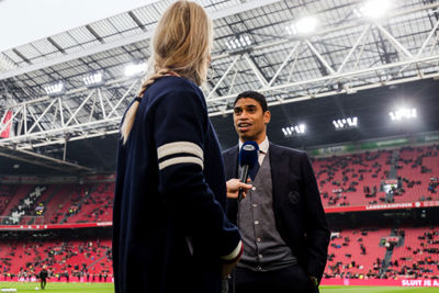 Interim-trainer Reiziger stelt zich netjes voor aan de mensen thuis