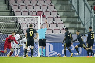 Tadic (uit vliegtuig 2) doet hier wat Roger ooit tegen Willem II naliet. © Pro Shots