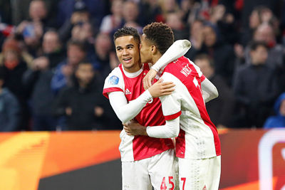 Een kusje aan Kluivert. Veel gingen snel, Neres bleef lang. © Pro Shots