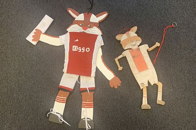 Twee supertoffe en van hout gemaakte Lucky trekpoppen. Knap hoor! © Ajax Kids Club