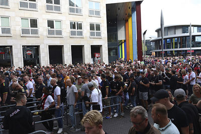 Door de vroege aftraptijd kwamen veel supporters pas laat binnen. © De Brouwer