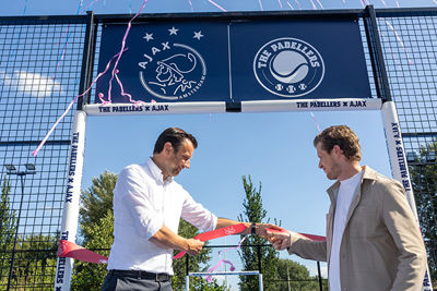 Knip! En dan is de baan officieel geopend. © AFC Ajax