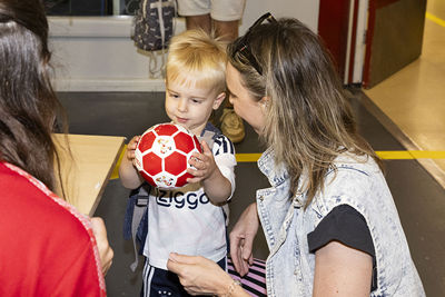 Alle deelnemertjes kregen een Ajaxbal om zich mee uit te leven. © Pro Shots