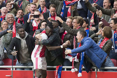 Traoré viert de 4-1 tegen Lyon met het uitzinnige publiek. © Pro Shots