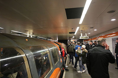 Anderen pakken een metrootje. © De Brouwer