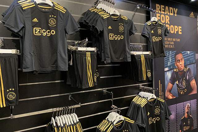 Ajax shirt discount zwart goud 2020