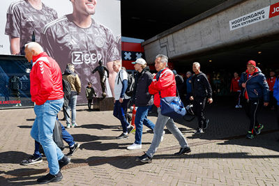 Langs Cruijff richting het speelveld. © Pro Shots