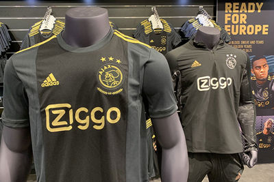 Antraciet, zwart en goud. Dat zijn de kleuren. © Ajax Life