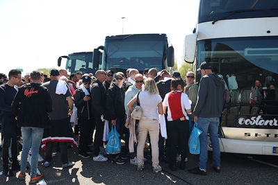 Even de juiste bus zoeken en dan de weg op. © De Brouwer