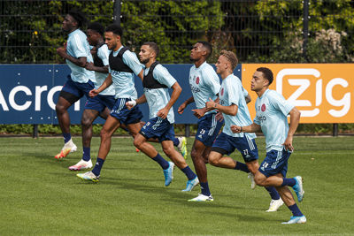 Tijdens de warming-up liepen de mannen keurig op één lijn. Prima! © Pro Shots