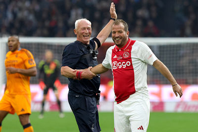 Van der Vaart maakt lol met arbiter Jol. © De Brouwer