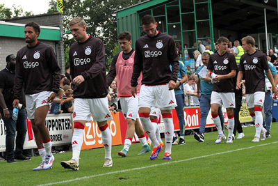 Een hele batterij aan wisselspelers gaat warmlopen. © SV Ajax