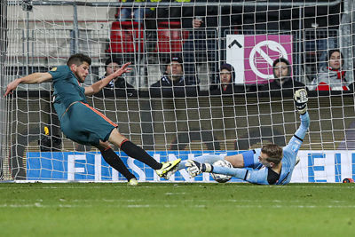 ALKMAAR , 15-12-2019 , AFAS Stadion , Dutch football , Eredivisie , season 2019 / 2020. (L-R) Ajax player Klaas Jan Huntelaar and AZ goalkeeper Marco Bizot during the match AZ vs Ajax