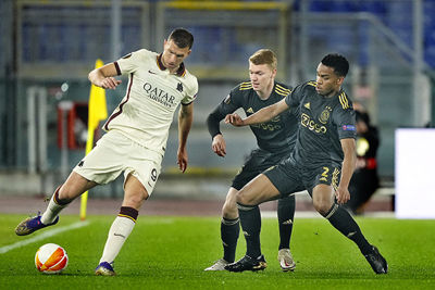 Dzeko schermt de bal af met Timber en Schuurs in de rug. © Pro Shots