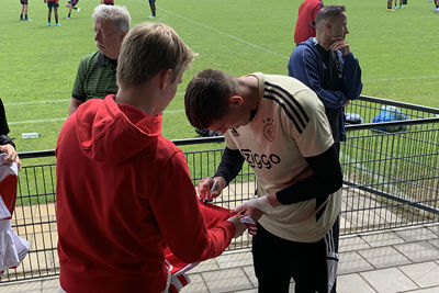 Na de training is het tijd voor krabbels en selfies. © Ajax Life