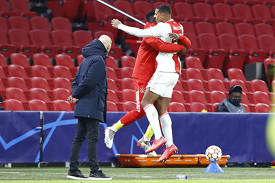 Hier gaan de spelers voor het eerst de lucht in. Haller kiest Onana uit. © Pro Shots