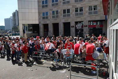 Ouders en kinderen voor de Ajax Kids Clubtrein. © De Brouwer