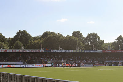 Met 28 graden is het behoorlijk warm op de tribunes en het veld. © SV Ajax