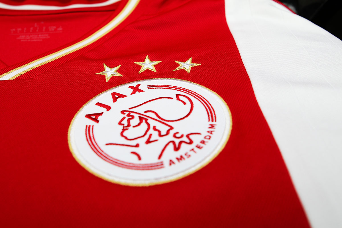 Ajax presenteert volledig gouden bedrukking op nieuwe thuisshirt