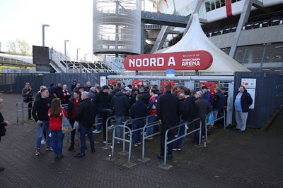 Rond de middag verzamelen bij de Arena. © De Brouwer