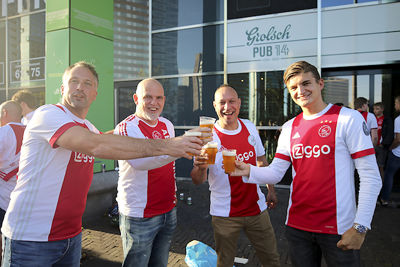 Met je maatjes naar Ajax. Zonnetje op je knar, biertje in je hand. Prima! © De Brouwer