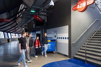 Jayden wil Hato zijn plekje in het stadion laten zien. © Pro Shots