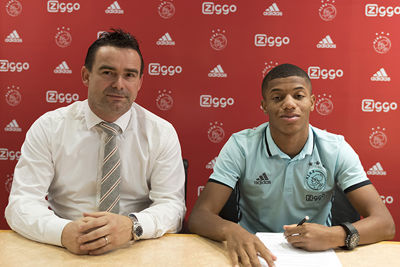 Het is 2017 als Neres naast Overmars zit voor het zetten van een krabbel. © AFC Ajax