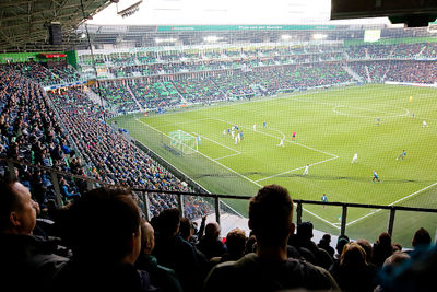 De marge van twee is voor Ajax aanleiding om eindelijk een beetje te voetballen. © De Brouwer