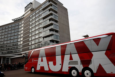 Kijk, als we daar de mooiste spelersbus van Nederland niet hebben. © De Brouwer