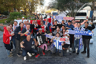 Supporters van Ajax en Real Sociedad maken er samen een feestje van. © De Brouwer