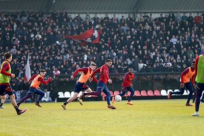 Trainen voor volle tribunes. © De Brouwer