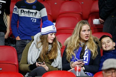 Overal waar je kijkt, zie je supporters van Spakenburg. Ook op de thuisvakken, tof! © De Brouwer