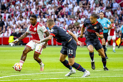 Bergwijn schiet de bal wel erg lekker tegen de touwen. © SV Ajax