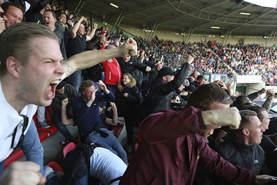 Yeeessssss! Weer drie punten, maar vraag ons niet hoe. Allemachtig. © De Brouwer