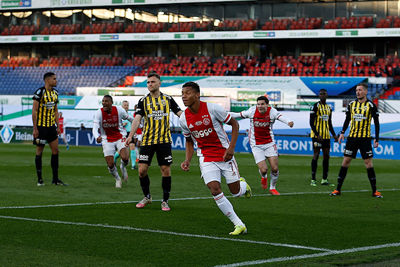 Kijk maar, de 91ste, de 2-1. Lekker hoorrrrr! © De Brouwer