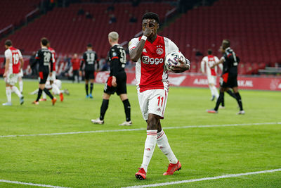 Promes blij, wij blij. Ajax herpakt zich na een slechte start. © De Brouwer