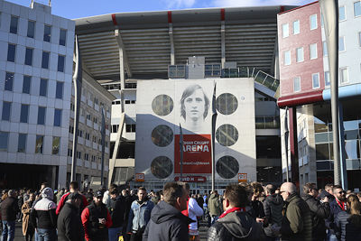 De drukte voor het stadion maakt blij. © De Brouwer