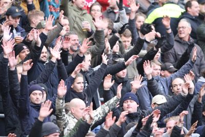 De Ajacieden op de tribunes merken dat er iets extra