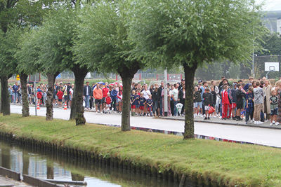 Er stond al vroeg een flinke file voor de poort. © SV Ajax