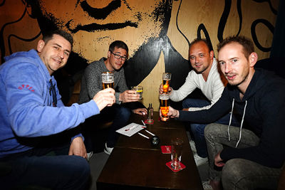 We beginnen de avond met een biertje. Proost mannen! © Pro Shots