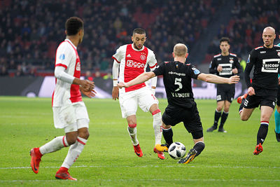 En door! En door! Om in de race te blijven, moet Ajax uiteraard winnen